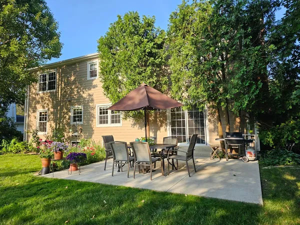 $734,900 | 913 Warwick Lane, Libertyville, IL 60048