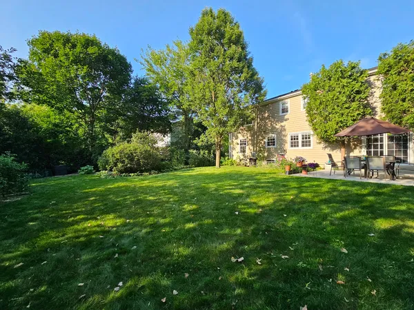 $734,900 | 913 Warwick Lane, Libertyville, IL 60048