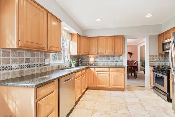 $734,900 | 913 Warwick Lane, Libertyville, IL 60048