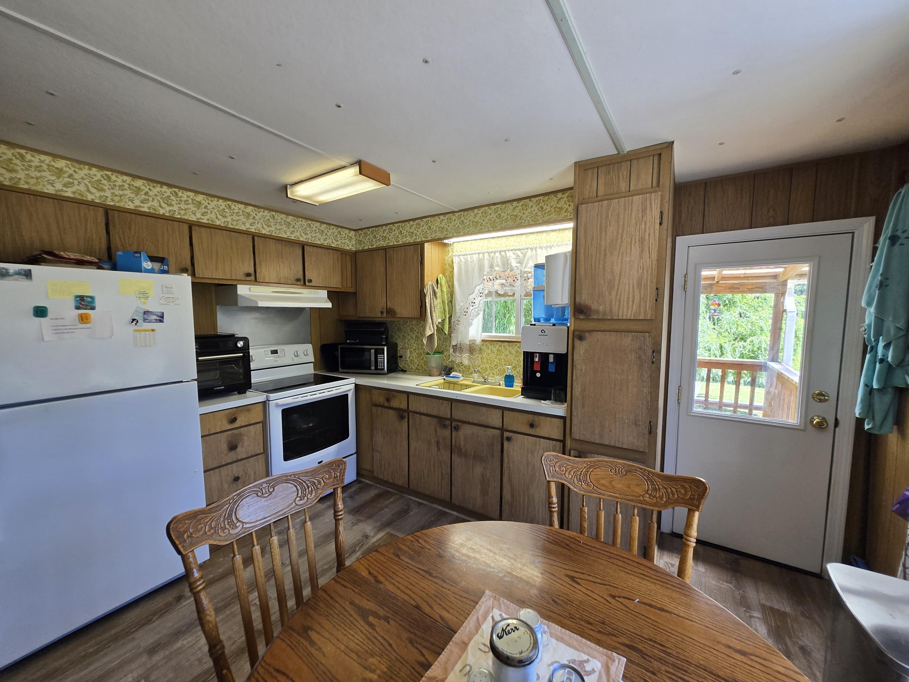 391 Homewood Road Grants Pass, OR 97527 - Photo 13 of 53 13