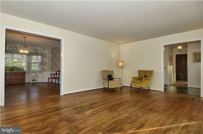 7700 Groton Road Bethesda, MD 20817 - Photo 4 of 30 a view of a livingroom with wooden floor and a rug