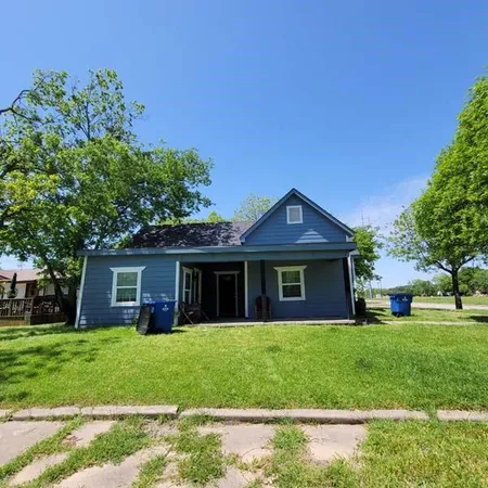 $1,125 | 801 Northwest Main Street, Ennis, TX 75119