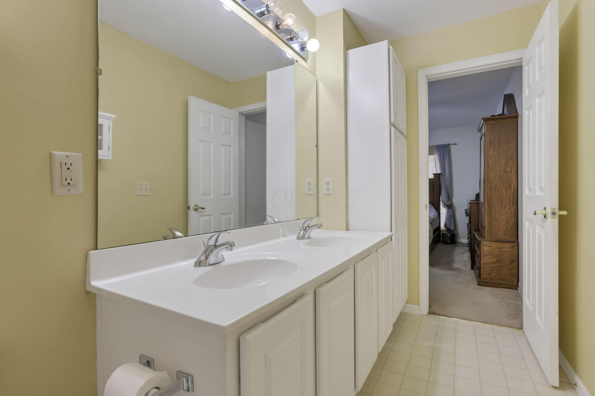 550 Country Club Road Columbus, OH 43213 - Photo 22 of 60 Primary bedroom attached bath