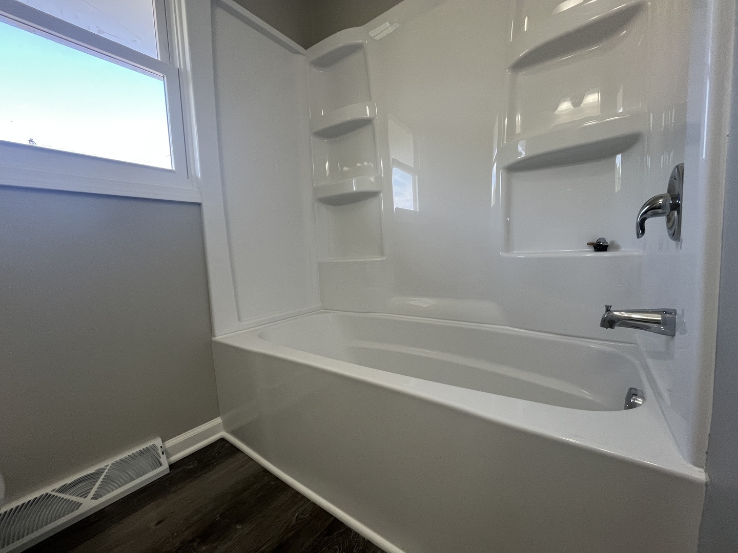 701 Lundy Street Streator, IL 61364 - Photo 10 of 21 a bathroom with a bathtub