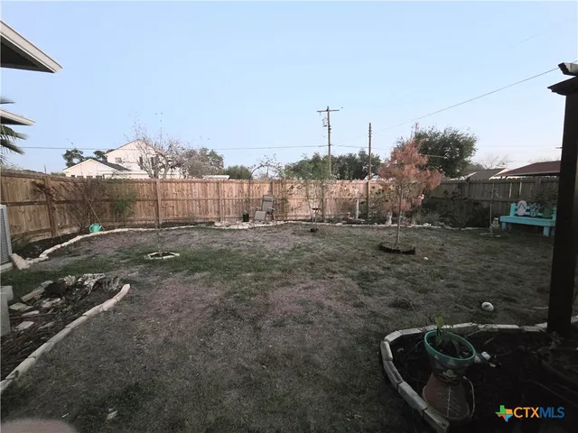a view of a backyard