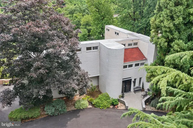 a outdoor view with a sitting space