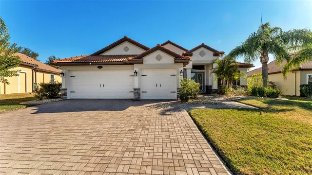 $690,000 | 3939 Sunset Lake Drive, Lakeland, FL 33810