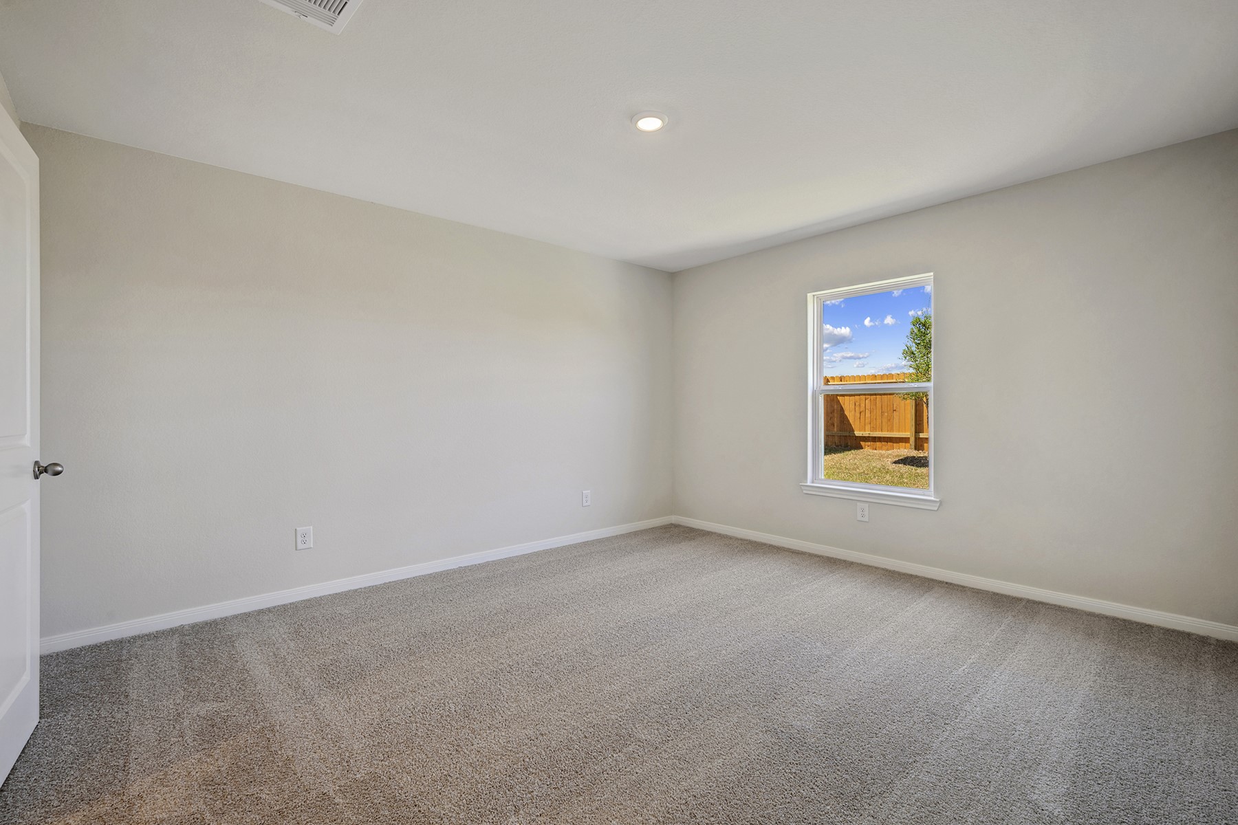 10402 Red Cardinal Drive Cleveland, TX 77328 - Photo 12 of 24 an empty room with a painting on the wall