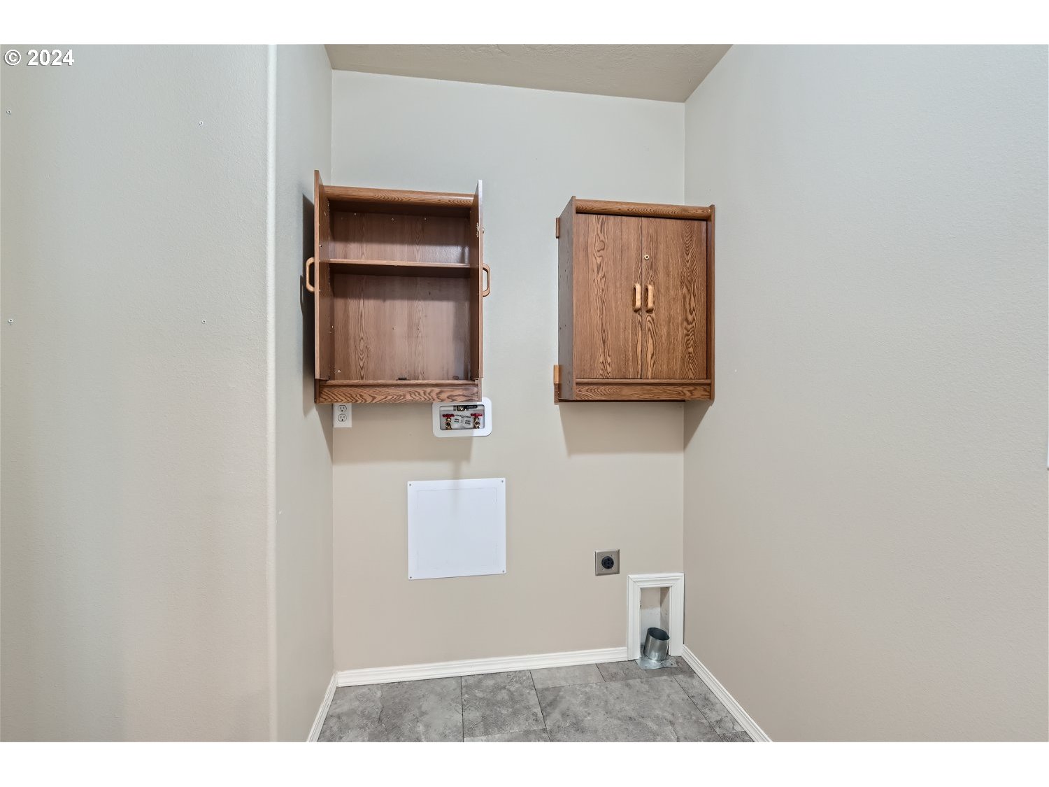 42290 Southeast Shipley Road Sandy, OR 97055 - Photo 15 of 17 a view of hallway with washer and dryer