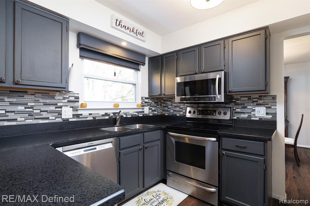 499 Whitney Drive Rochester Hills, MI 48307 - Photo 10 of 43