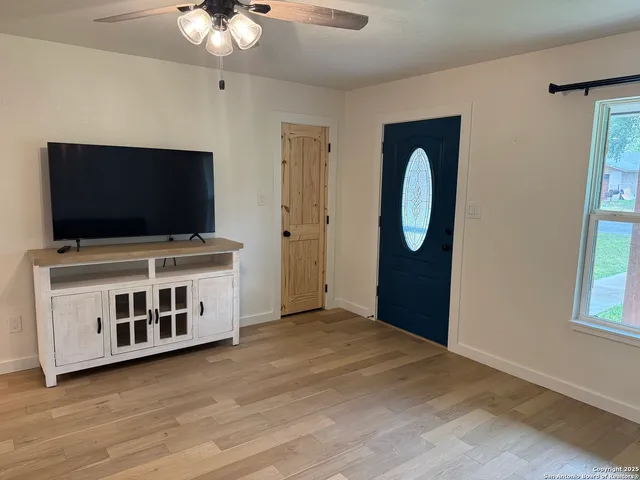 a view of livingroom with furniture