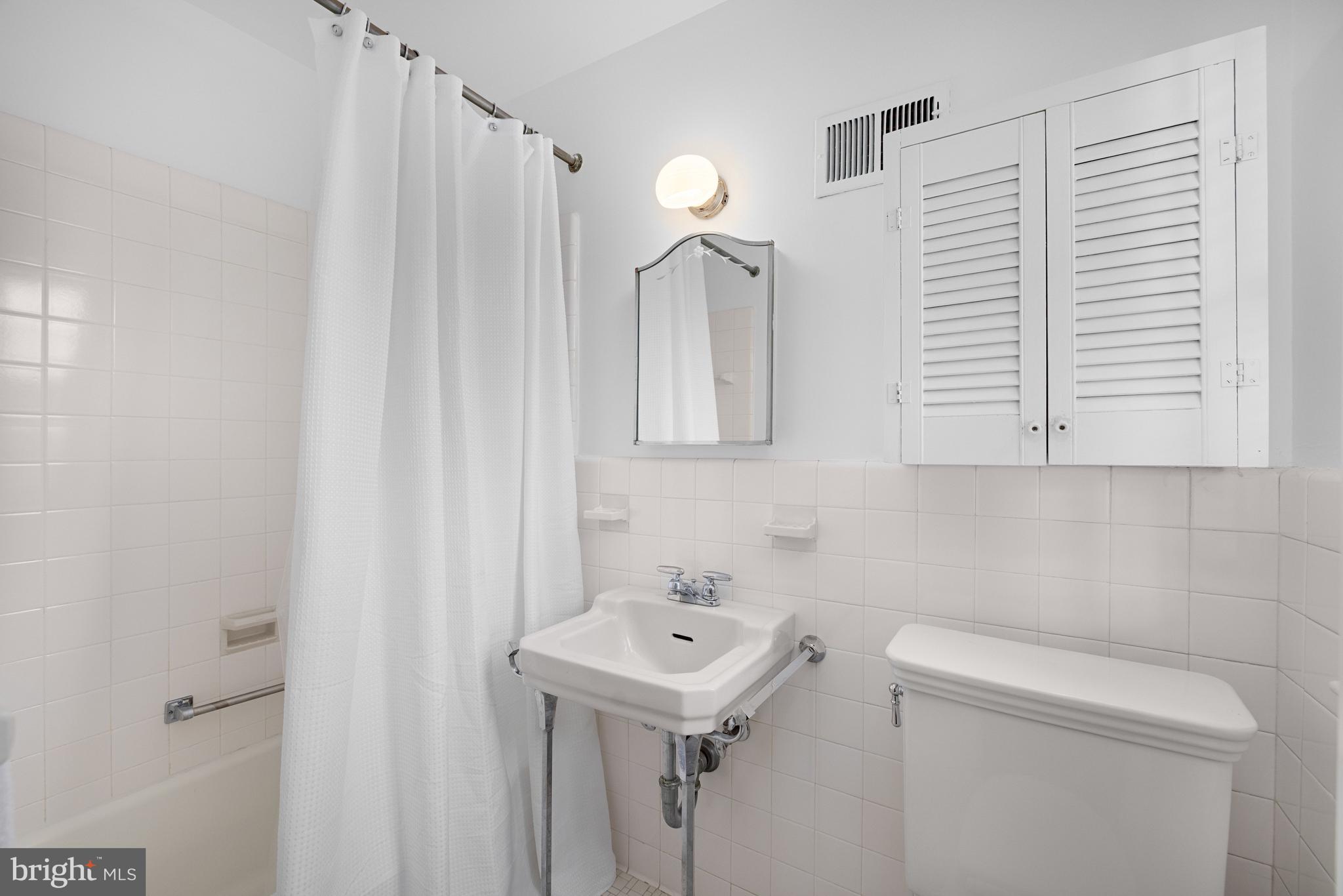8015 Glendale Road Chevy Chase, MD 20815 - Photo 26 of 44 Second Level - Bedroom 2 Ensuite Bath