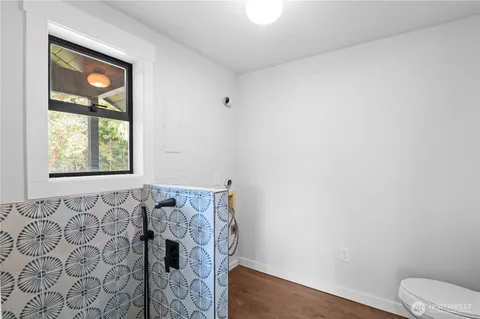 a view of a house with backyard