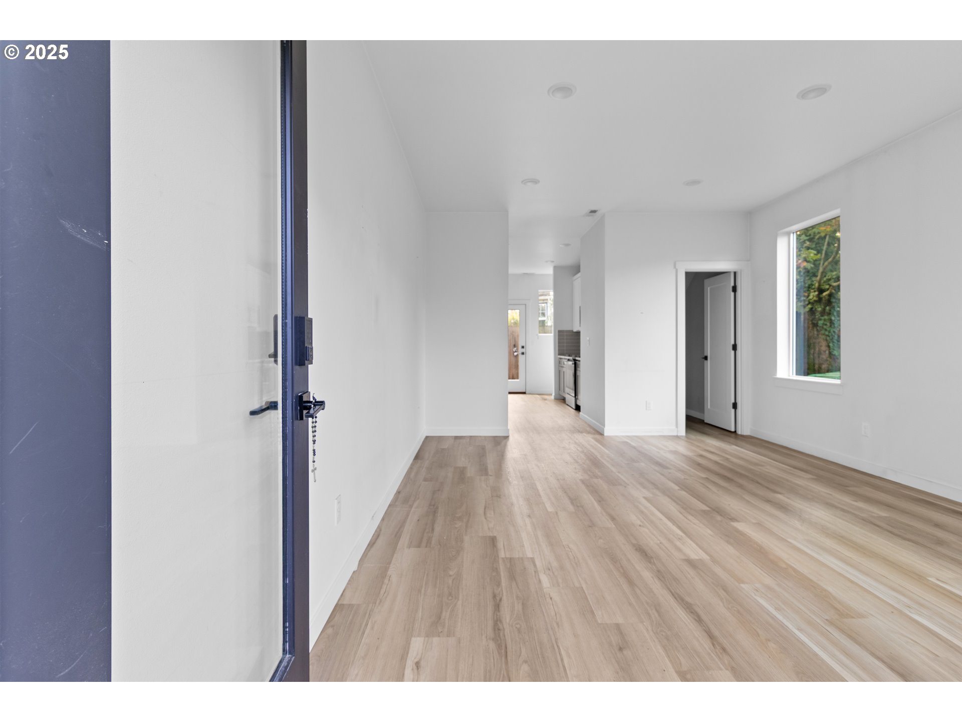 4851 Northeast Cully Boulevard, Unit 6 Portland, OR 97218 - Photo 4 of 25 Entrance/Foyer