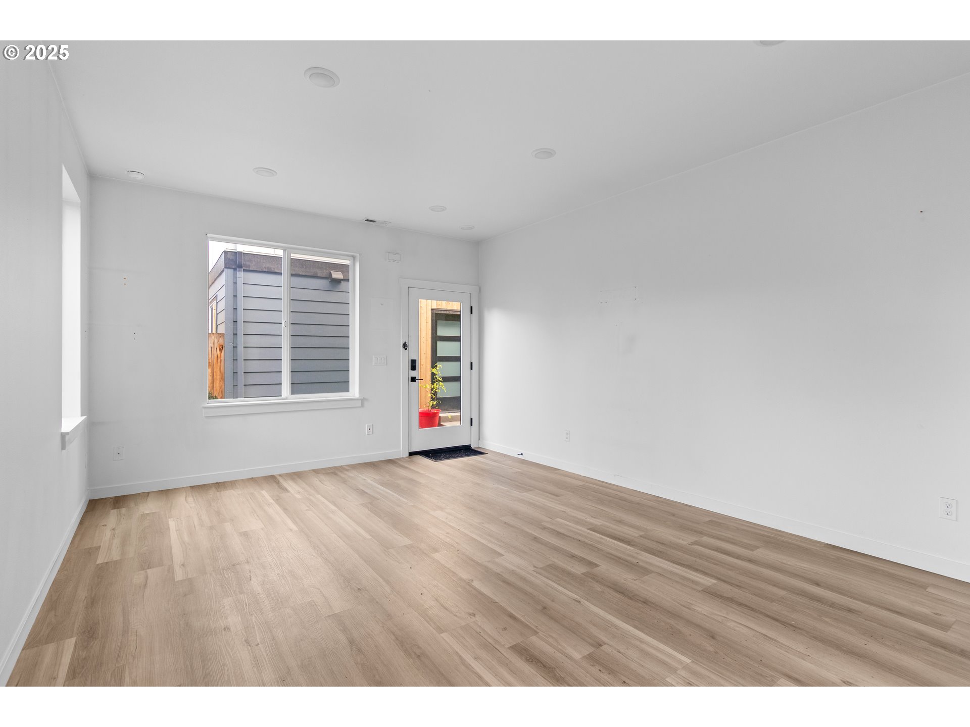 4851 Northeast Cully Boulevard, Unit 6 Portland, OR 97218 - Photo 6 of 25 Living Room