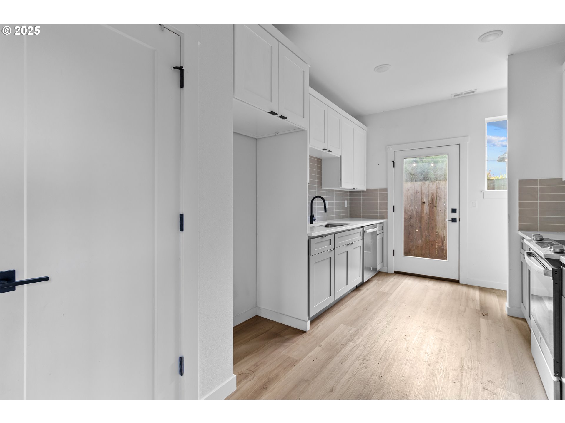 4851 Northeast Cully Boulevard, Unit 6 Portland, OR 97218 - Photo 8 of 25 Kitchen