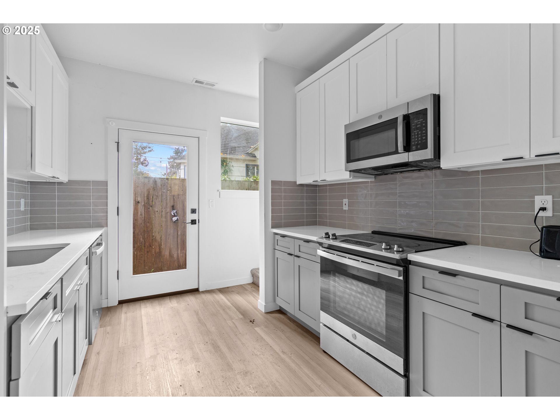 4851 Northeast Cully Boulevard, Unit 6 Portland, OR 97218 - Photo 9 of 25 Kitchen