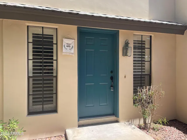 a view of entryway front of house
