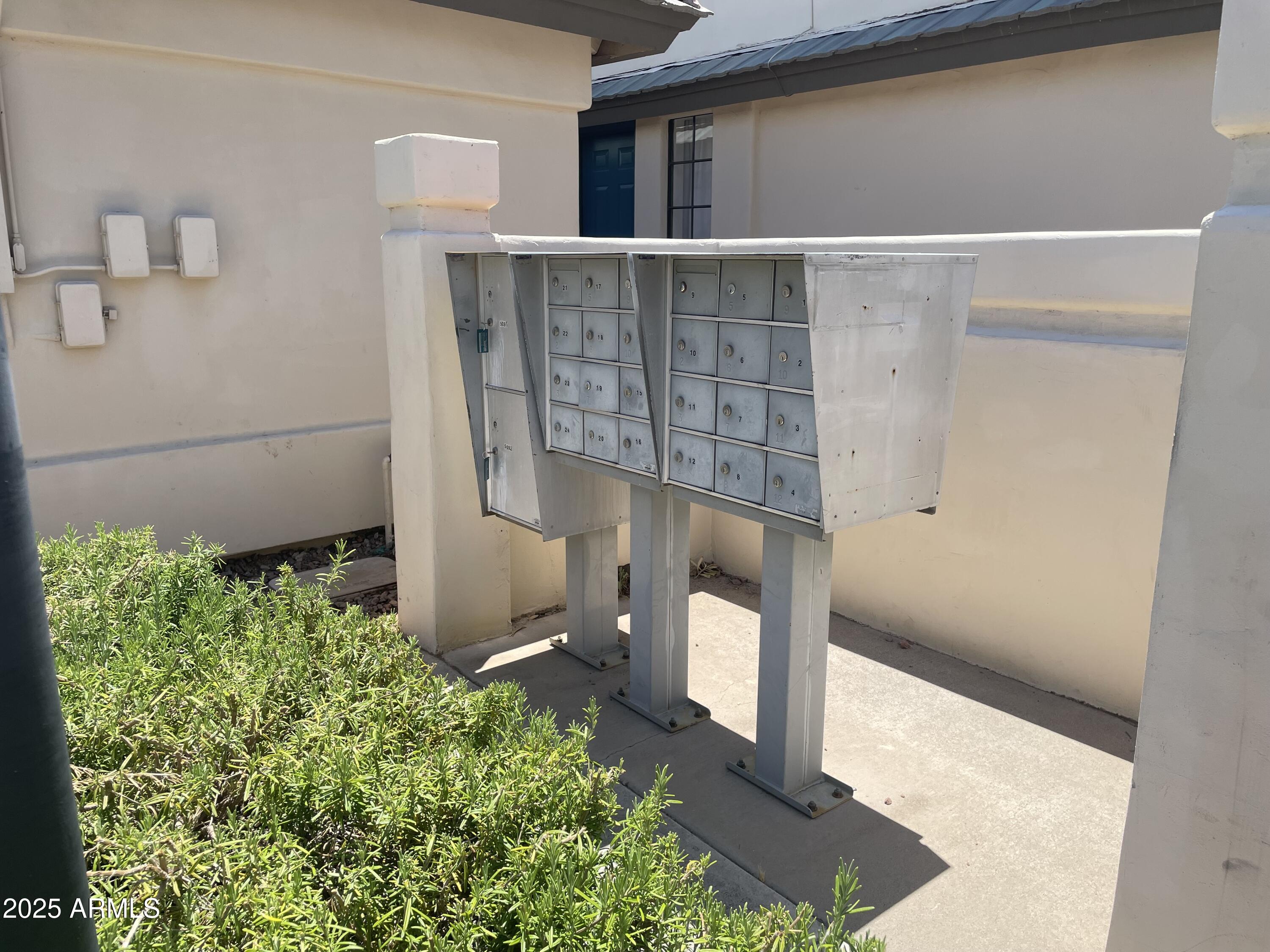 1124 East Rose Lane, Unit 3 Phoenix, AZ 85014 - Photo 26 of 32 a backyard of a house with lots of green space