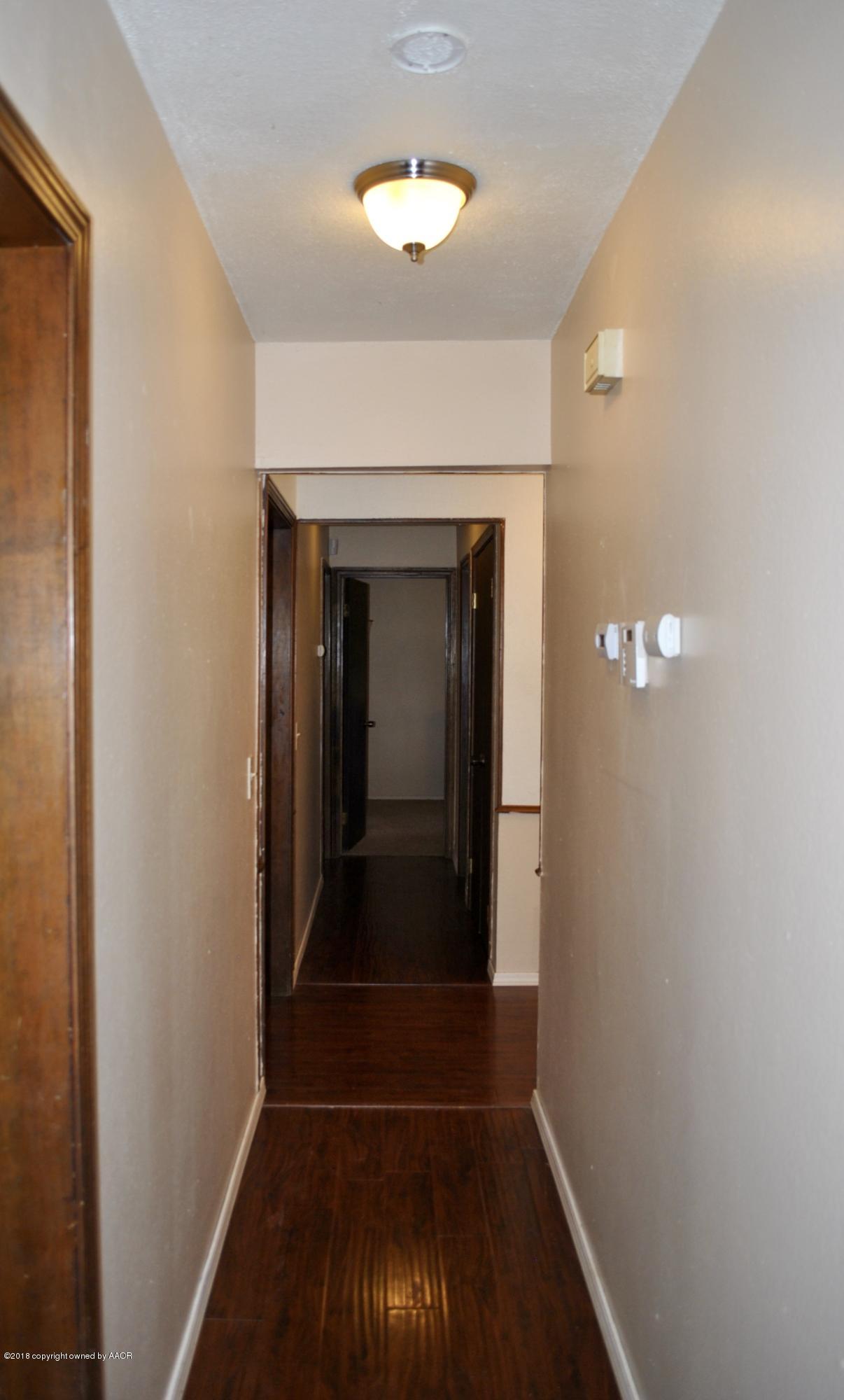 5221 Royce Drive Amarillo, TX 79110 - Photo 14 of 25 Hallway