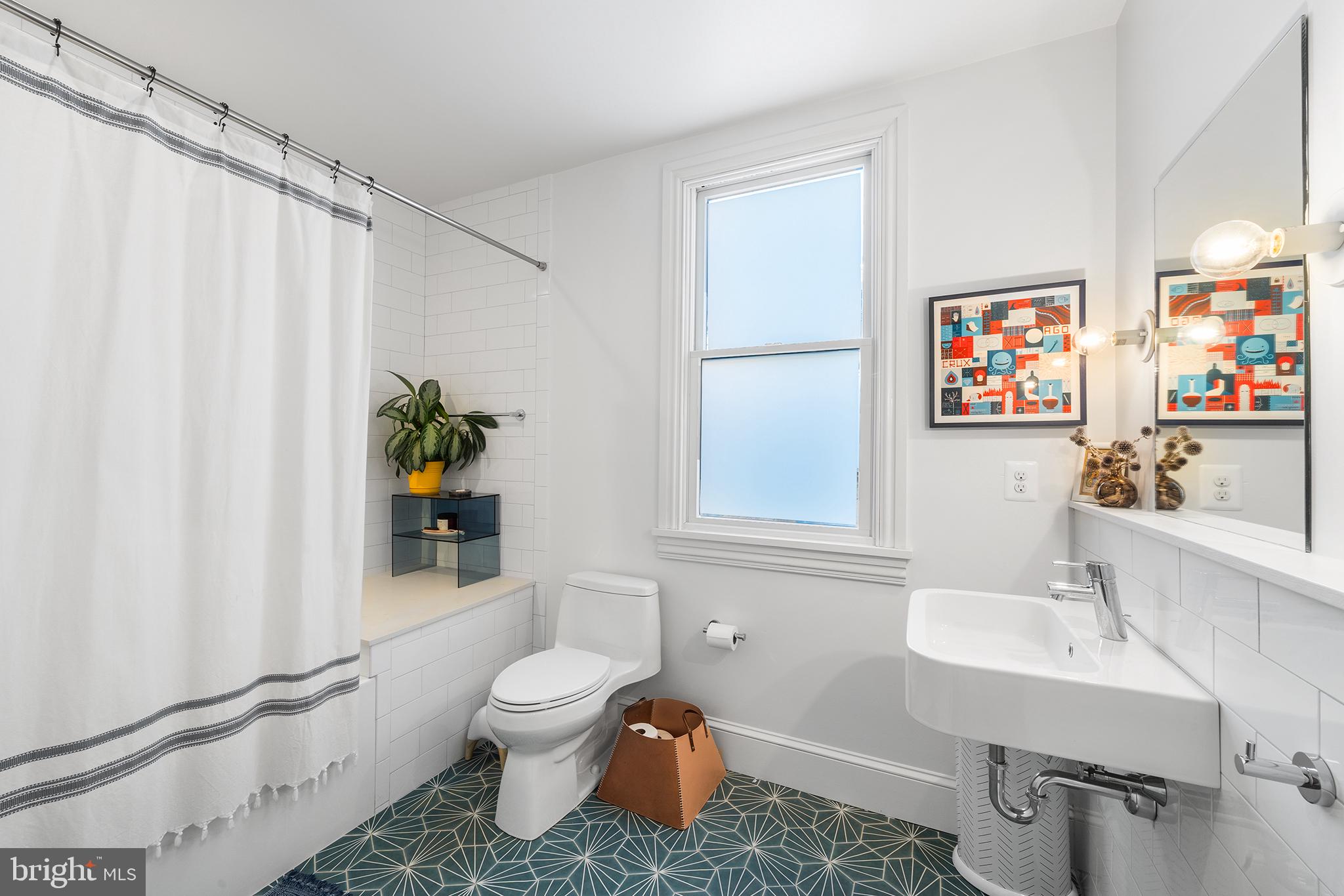 1509 Reed Street Philadelphia, PA 19146 - Photo 23 of 34 2nd Flr hall bath w/ tub