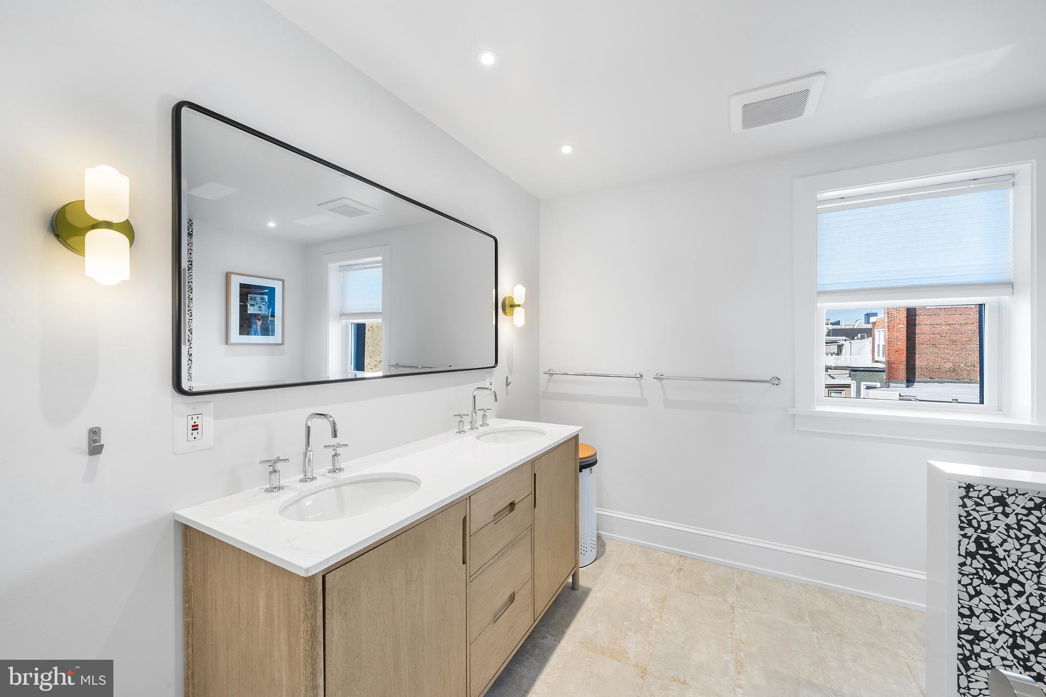 1509 Reed Street Philadelphia, PA 19146 - Photo 27 of 34 3rd Flr owners suite bath