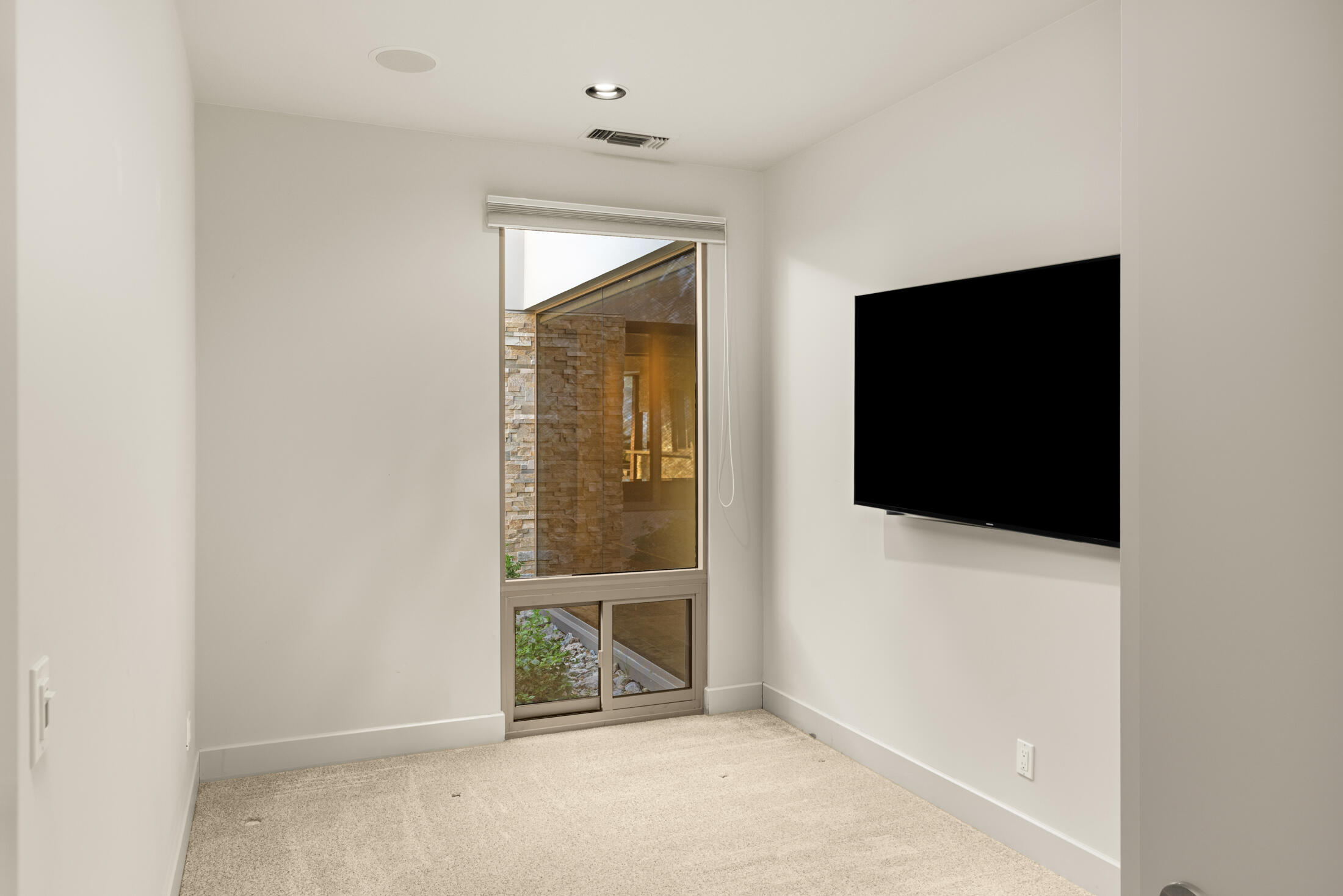 30 Hillcrest Drive Rancho Mirage, CA 92270 - Photo 40 of 79 an empty room with windows