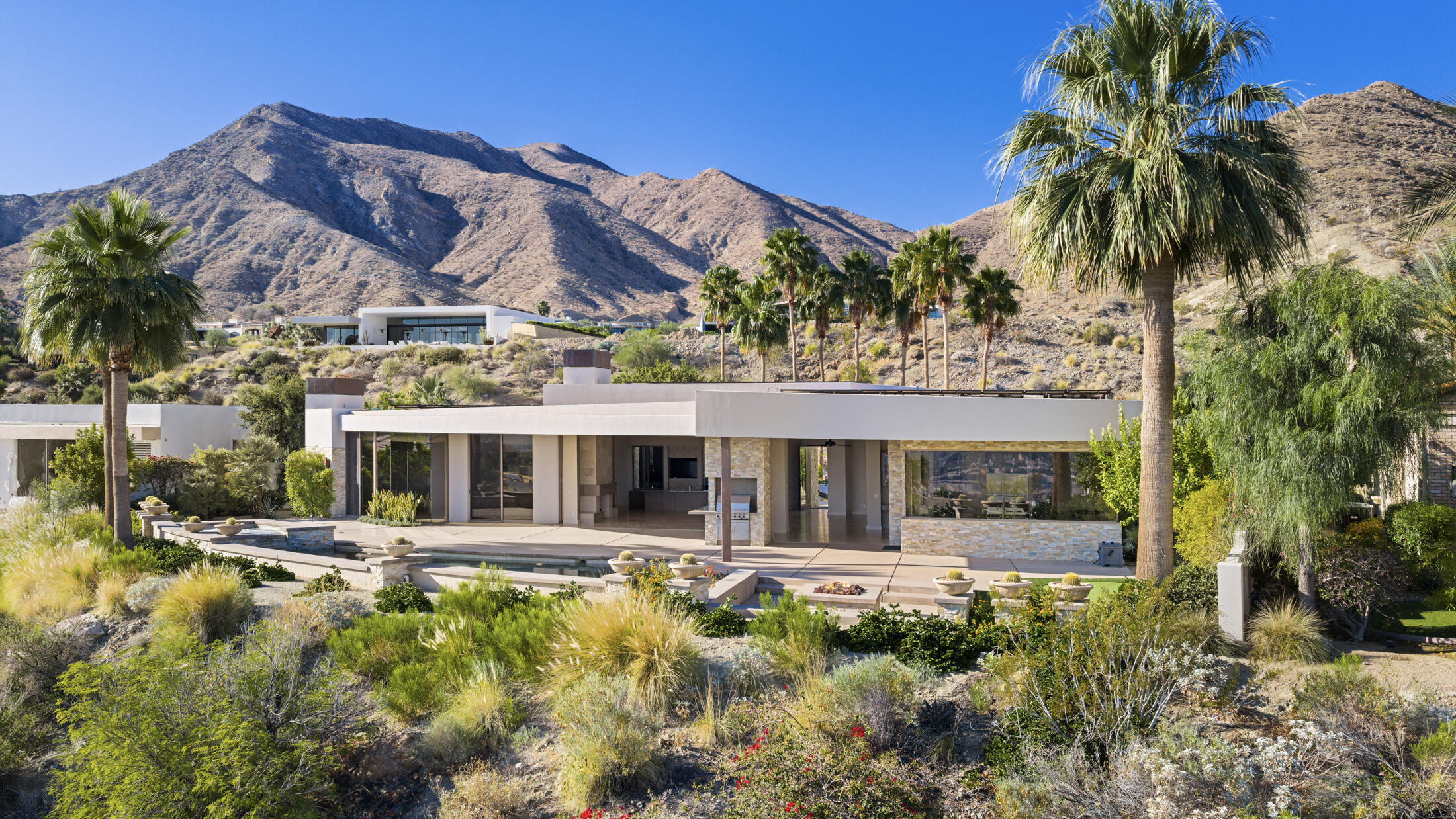 30 Hillcrest Drive Rancho Mirage, CA 92270 - Photo 64 of 79 front view of a house with a yard