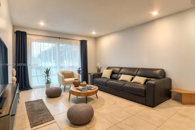 $2,100 | 5332 Northeast 6th Avenue, Unit G12, Oakland Park, FL 33334