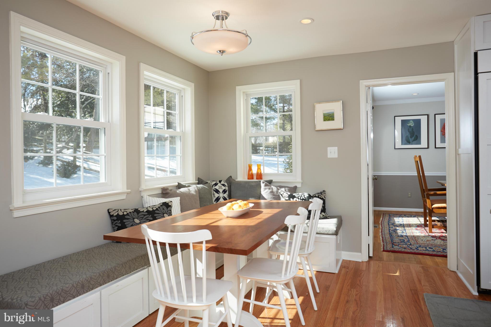 9430 Reach Road Potomac, MD 20854 - Photo 7 of 29 Breakfast nook with built-in banquette