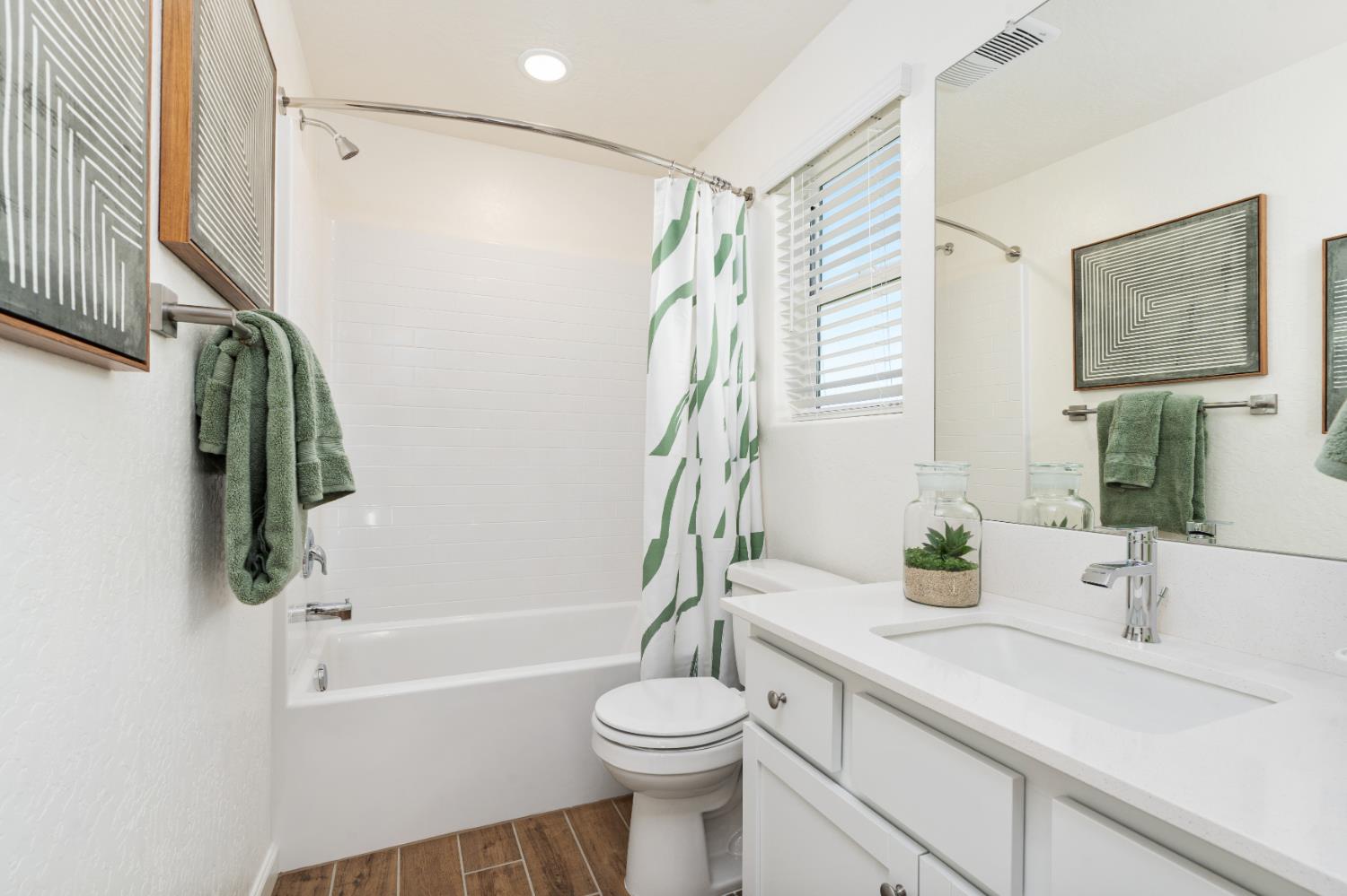 1483 Redbrick Lane Clovis, CA 93619 - Photo 21 of 34 a bathroom with a sink a toilet and a bathtub