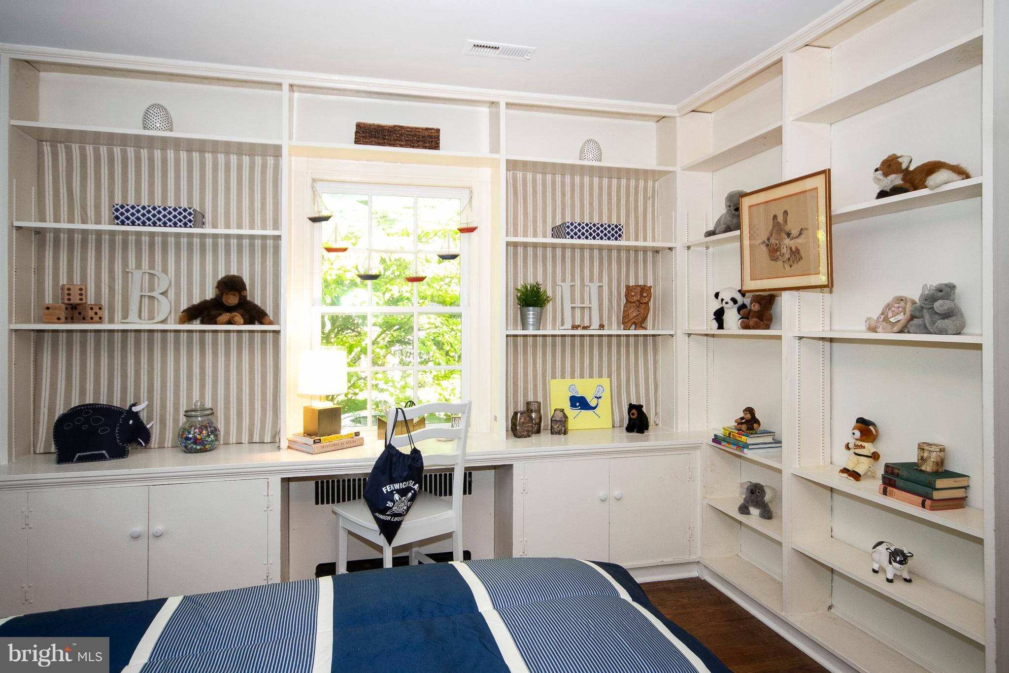 107 Taplow Road Baltimore, MD 21212 - Photo 25 of 30 Bedroom#3 with built-in desk and shelves.