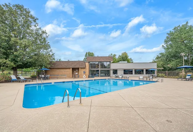 $3,190 | 1910 Chestnut Avenue, Unit C311, Glenview, IL 60025
