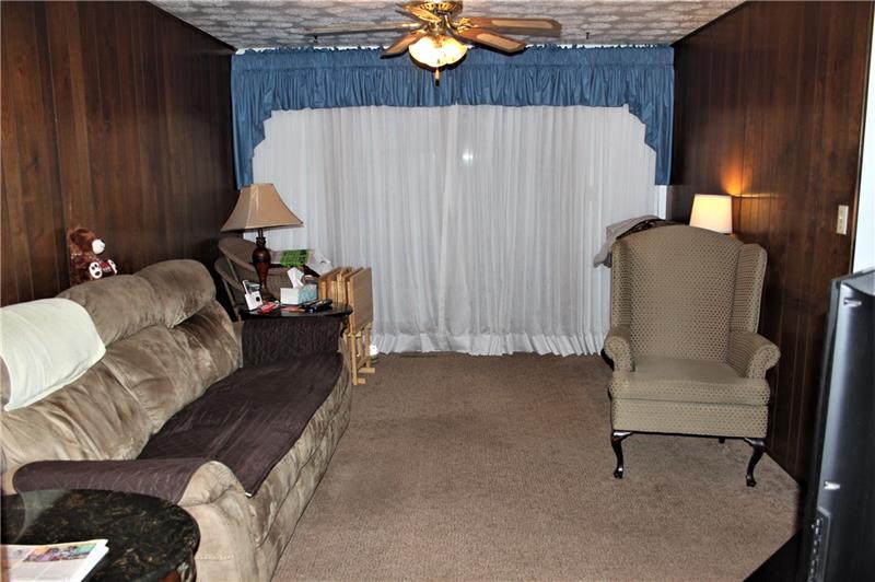 635 Blue Ridge Road Pittsburgh, PA 15239 - Photo 2 of 11 Living Room