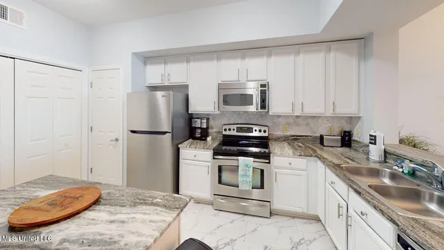 $2,995 | 2228 Beach Drive, Unit 1305, Gulfport, MS 39507