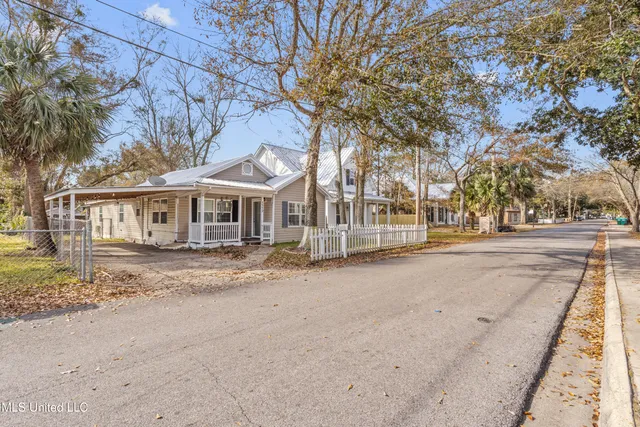 $337,500 | 1112 Robinson Street, Ocean Springs, MS 39564