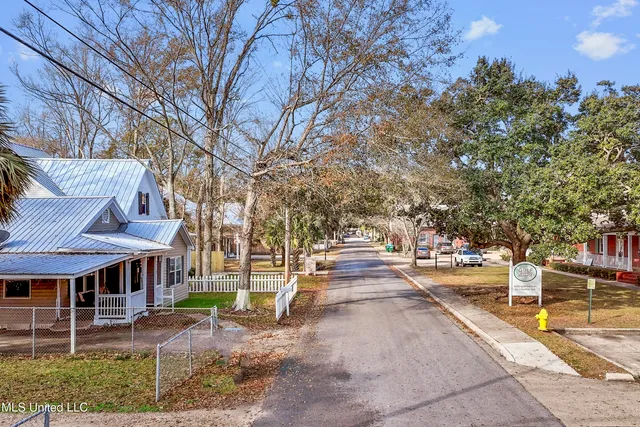 $337,500 | 1112 Robinson Street, Ocean Springs, MS 39564