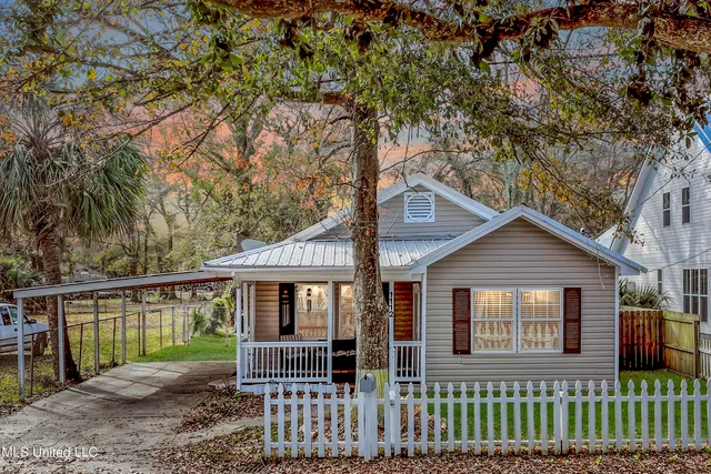 $337,500 | 1112 Robinson Street, Ocean Springs, MS 39564