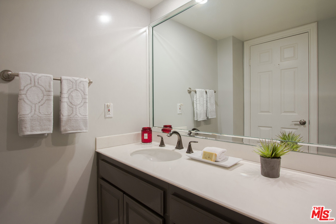 13082 Mindanao Way, Unit 58 Marina del Rey, CA 90292 - Photo 14 of 28