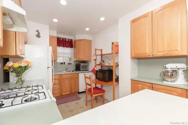 $359,000 | 1328 Midland Avenue, Unit 1A, Bronxville, NY 10708