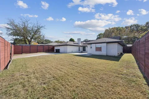 a view of a backyard