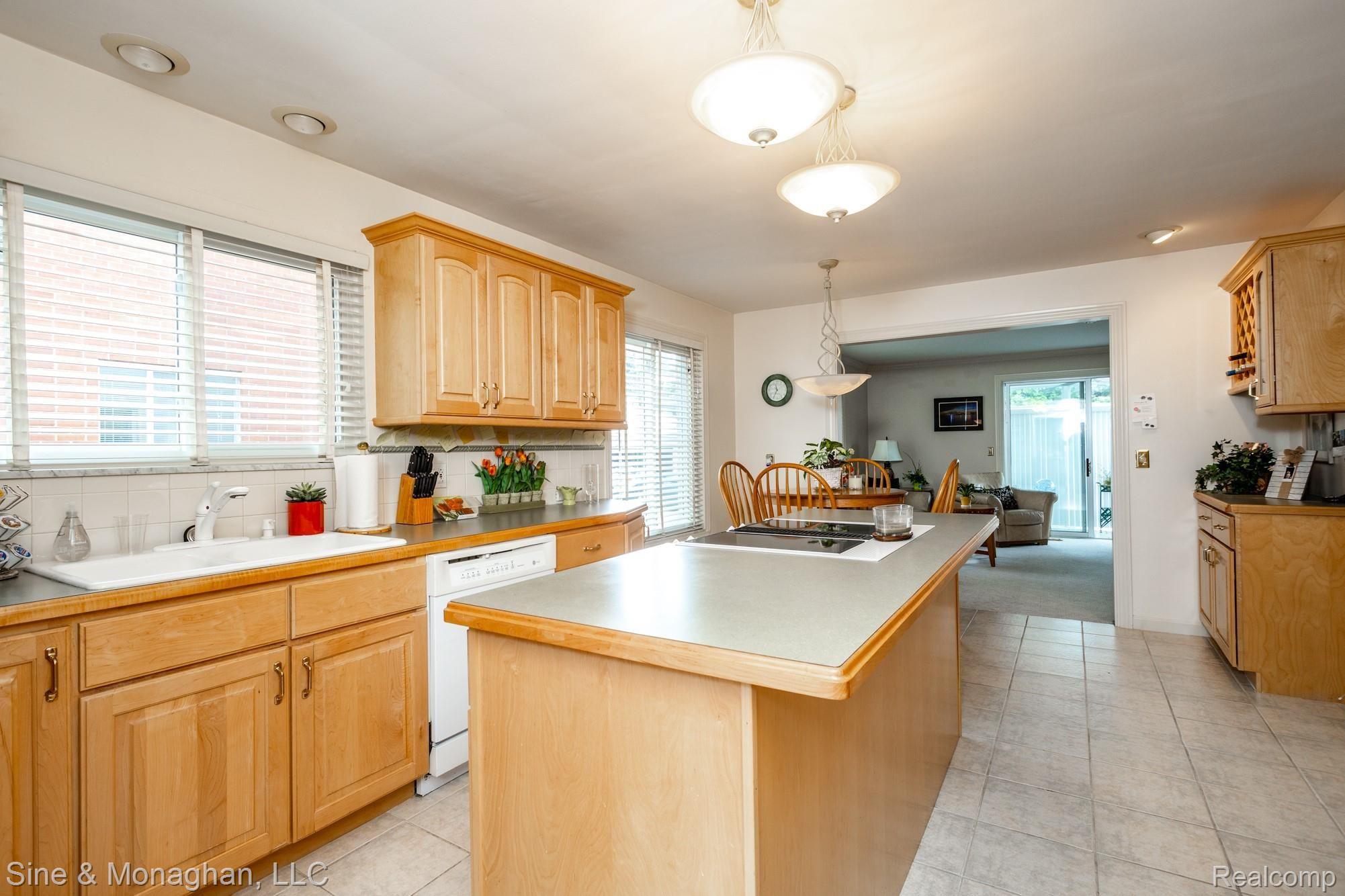 696 Trombley Road Grosse Pointe, MI 48230 - Photo 8 of 47 696 Trombley S029.jpg