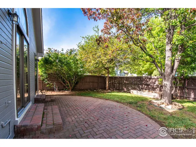 a view of a backyard with pathway