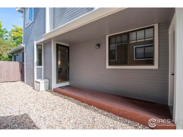 a view of an entrance of the house