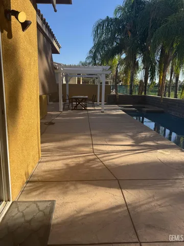 a view of a yard with seating space