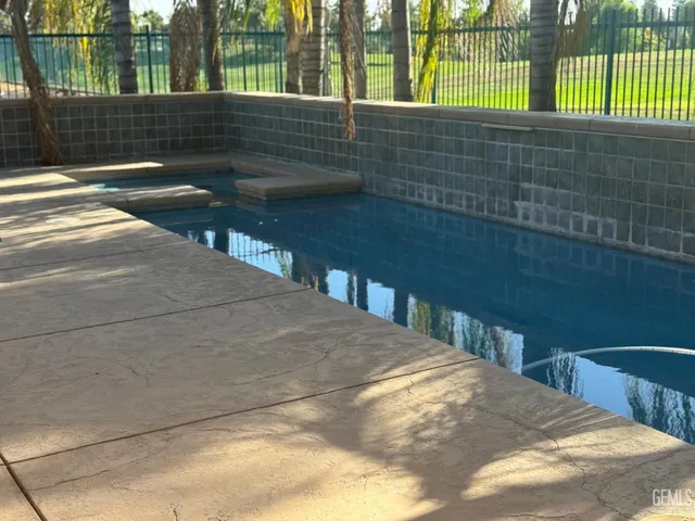 a view of entryway with an outdoor space