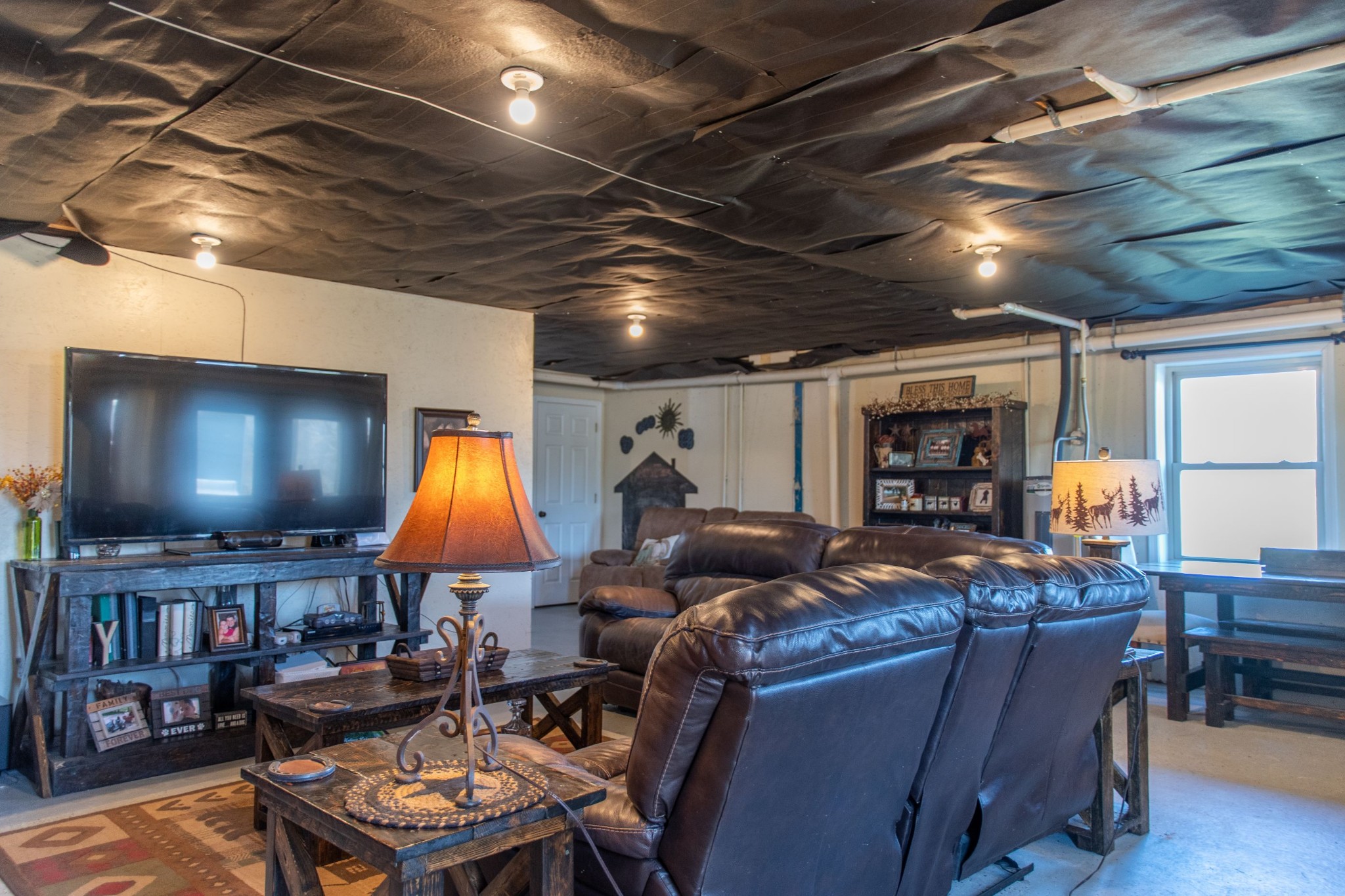319 Wirmingham Road Monroe, TN 38573 - Photo 15 of 34 a living room with furniture and a flat screen tv