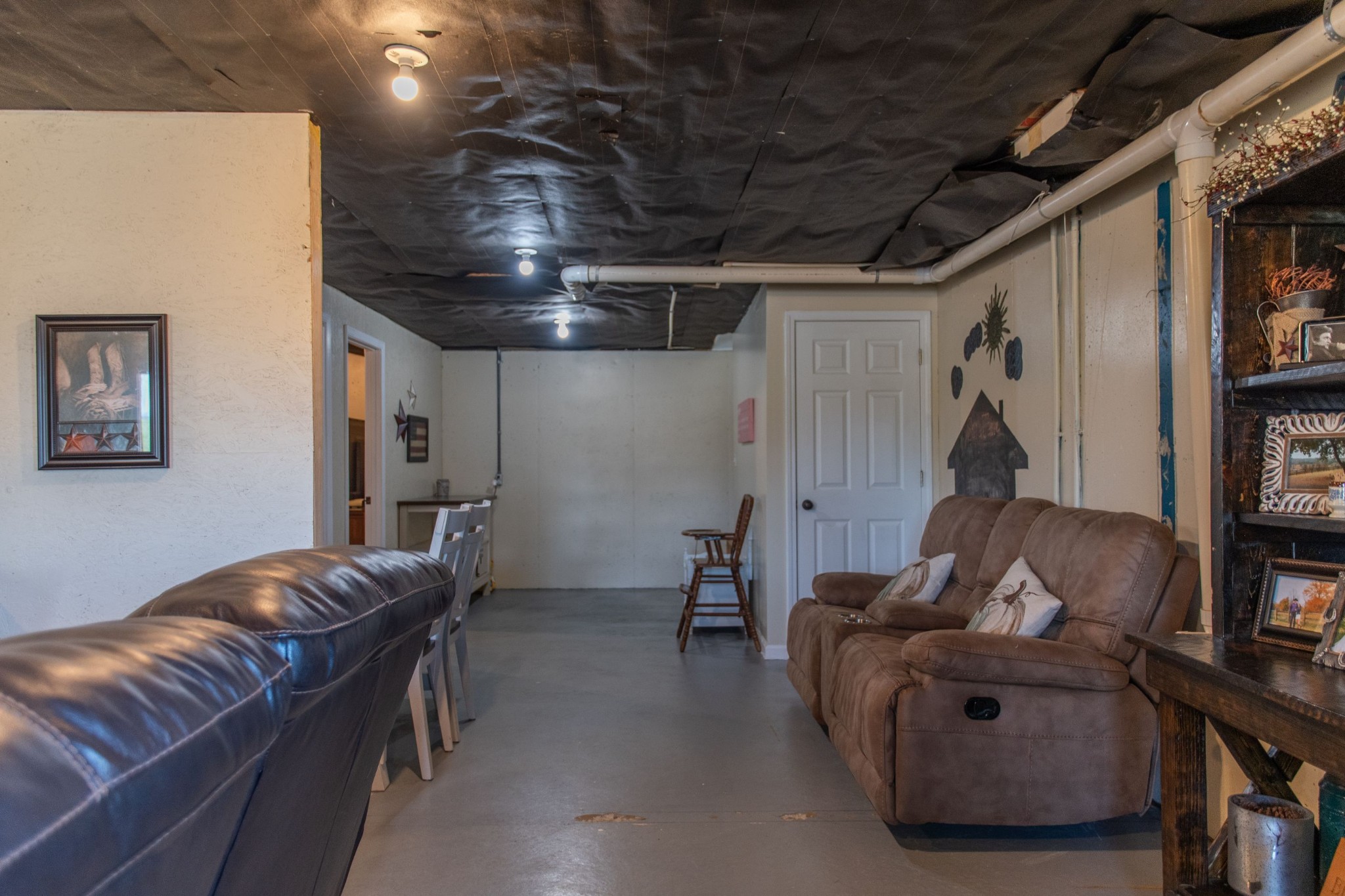 319 Wirmingham Road Monroe, TN 38573 - Photo 17 of 34 a living room with furniture and a projector