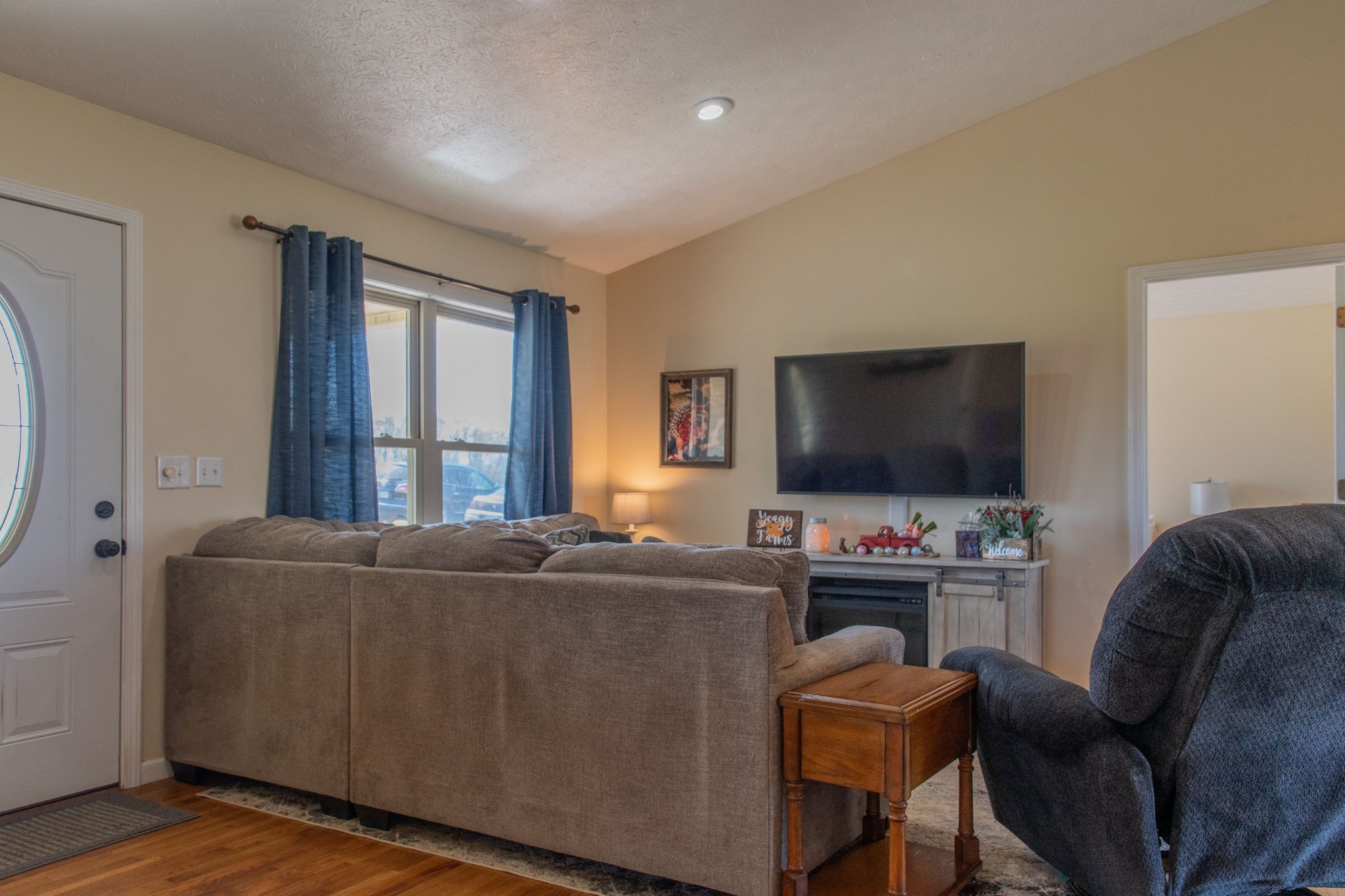 319 Wirmingham Road Monroe, TN 38573 - Photo 3 of 34 a living room with furniture and a flat screen tv