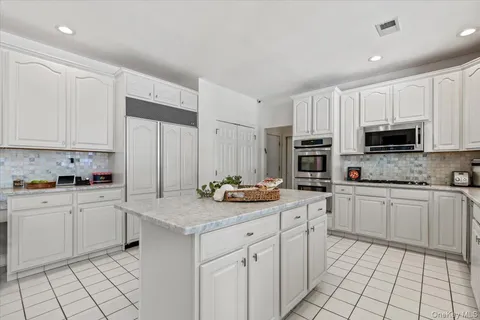 $2,195,000 | 32 Rolling Ridge Road, White Plains, NY 10605